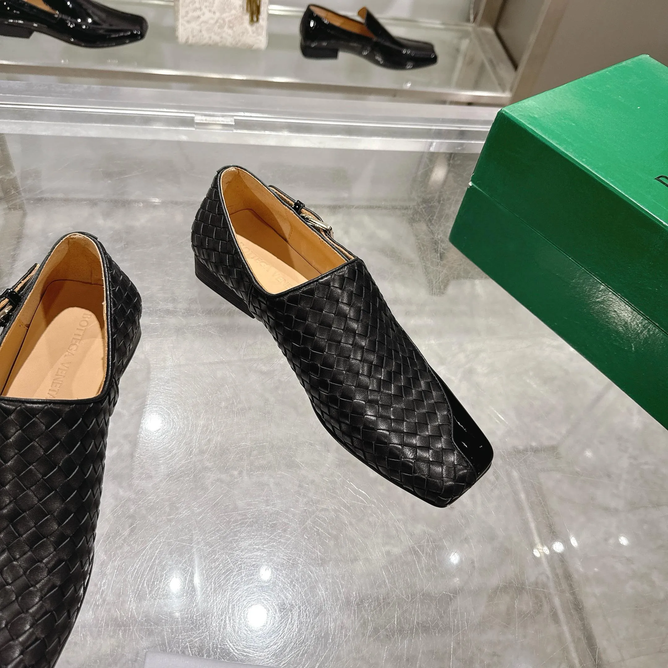 [BV] Top P: 860💰 Couple model, Size: Women 35-39, Men 39--44 (Female 40.41. Men 38. 45, non-refundable) Bottega Veneta 2025 Autumn Counter Synchronous Couple Model Bottega Veneta square-toe low-heeled shoes woven from mixed-breed sheep! Patent leather matching! Low-key luxury and solid color! Leather outsole! [Rose][Rose]! Purely hand-woven and operated, the original board is reproduced one-to-one! quality assurance!